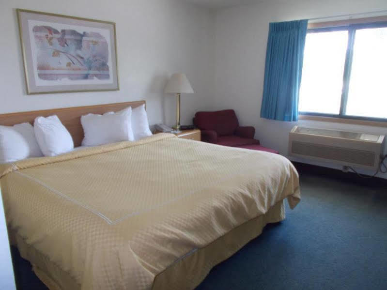 Boarders Inn And Suites By Cobblestone Hotels - Ripon Экстерьер фото