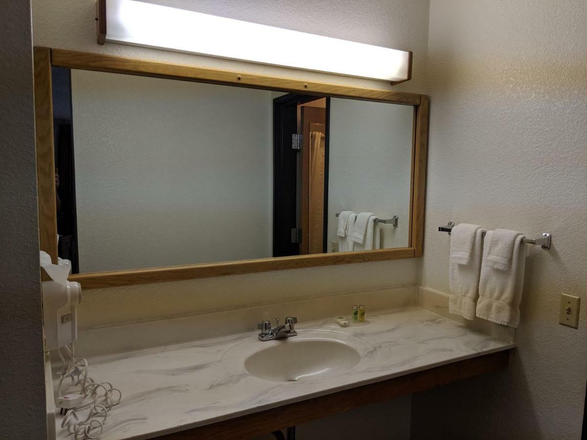 Boarders Inn And Suites By Cobblestone Hotels - Ripon Экстерьер фото